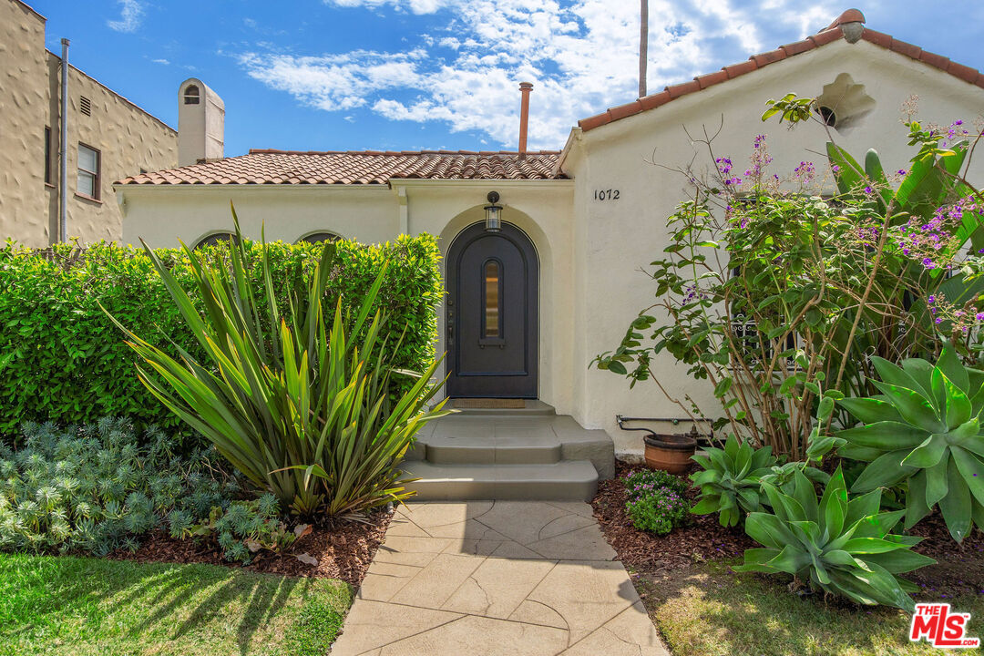 Property Photo:  1072 Hi Point St  CA 90035