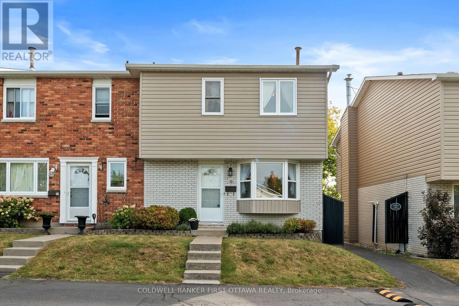 Property Photo: 550 Straby Avenue 12 ON K1K 1H1