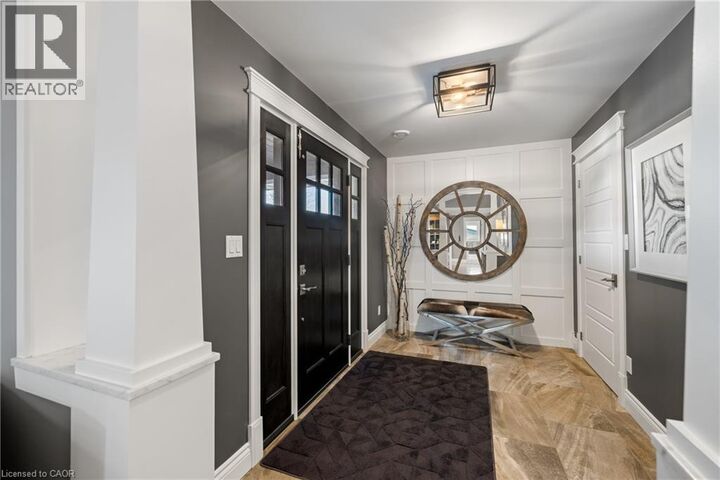 Photo de la propriété: 9 Lake Avenue East ON N3C 2V4