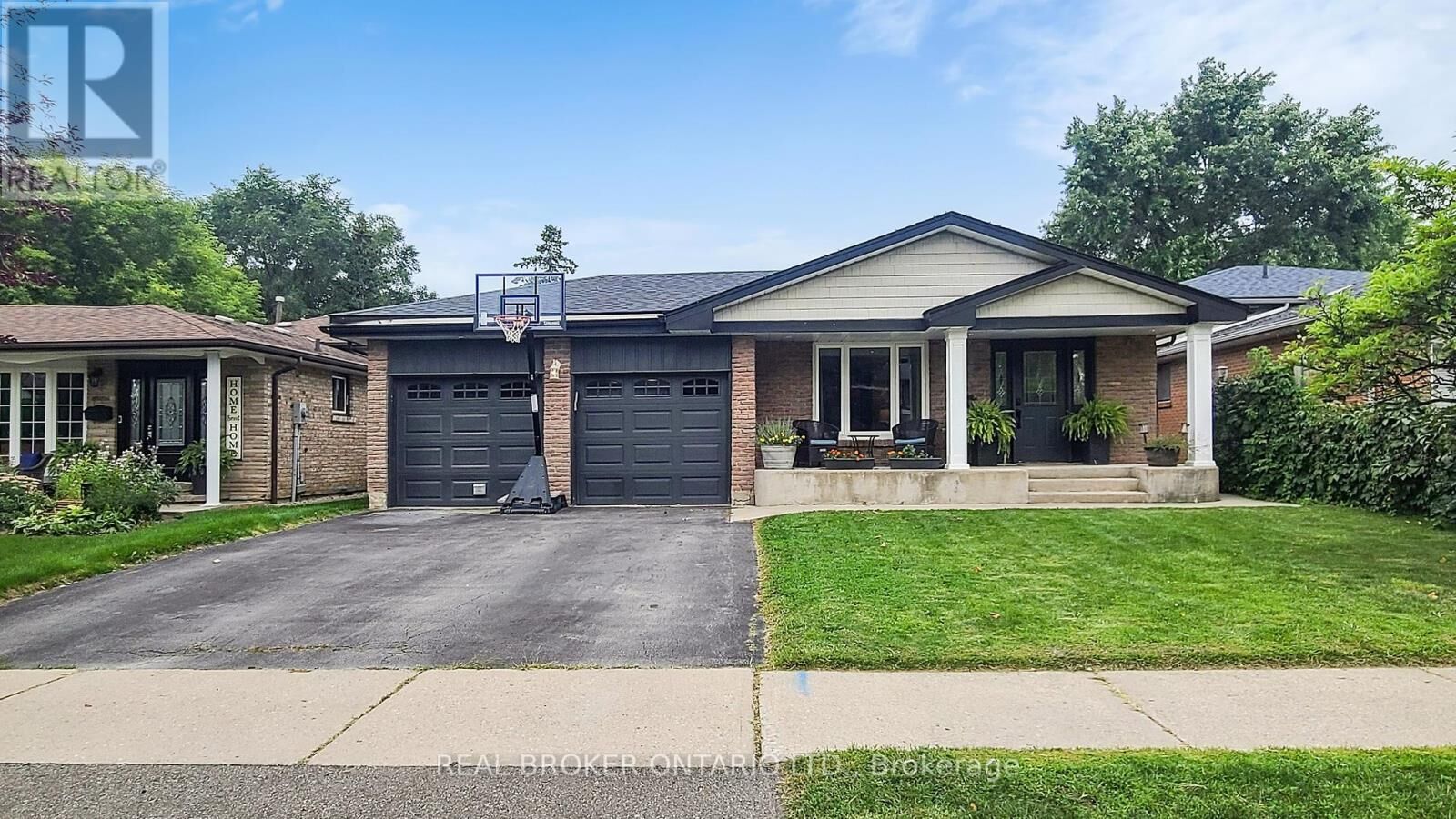 Property Photo:  729 Willow Avenue  ON L9T 3E5 