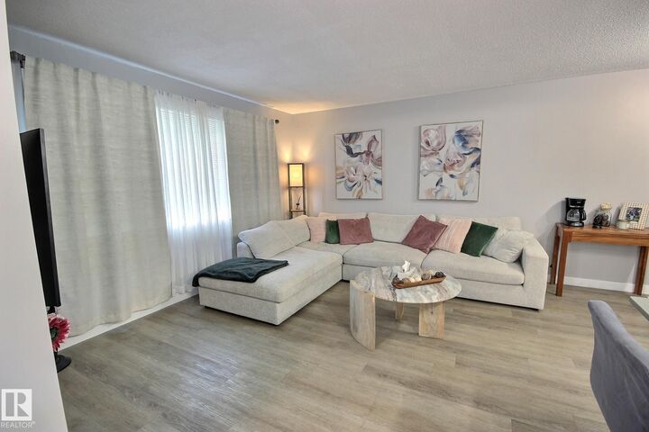 Property Photo: 162 Georgian Way AB T8A 2W6