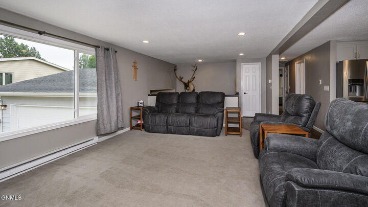Property Photo: 1124 Chestnut Lane ND 58523