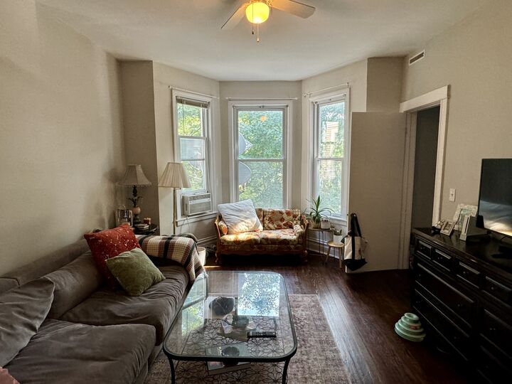 Property Photo: 1322 W Melrose Street 2 IL 60657