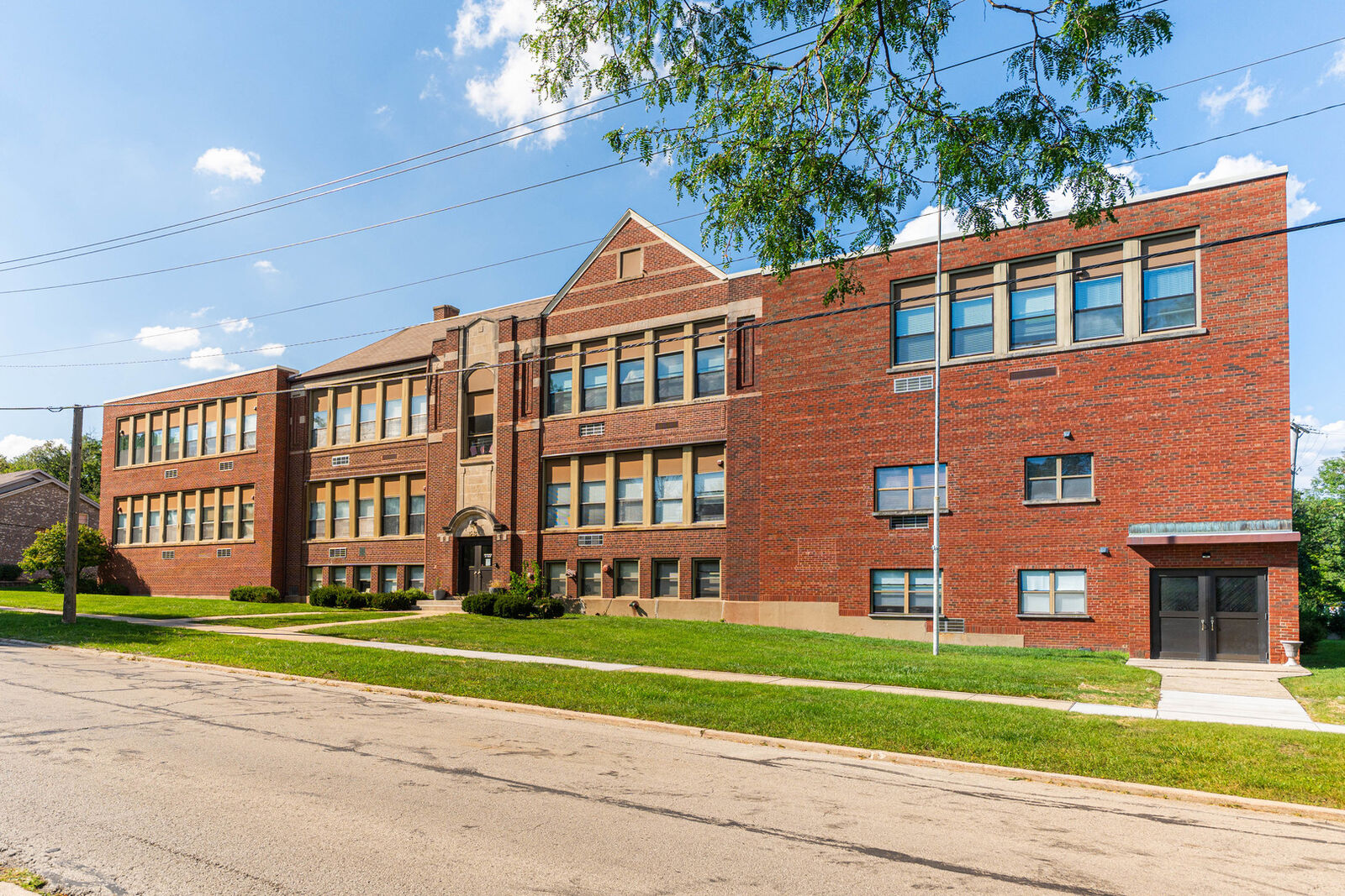 Property Photo: 530 E Highland Avenue B-5 IL 60181