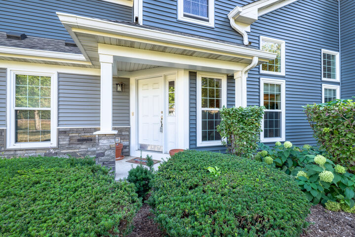 Property Photo: 361 W Prairie Circle 361 IL 60143