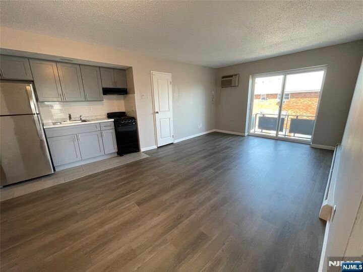 Property Photo:  125 Lawrence Street 12B  NJ 07601 