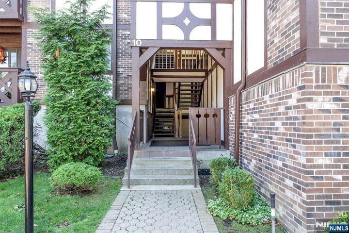 Property Photo:  1008 Thoreau Court  NJ 07430 
