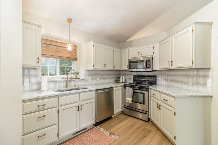 Property Photo:  1402 Bluebill Boulevard  MN 55313 