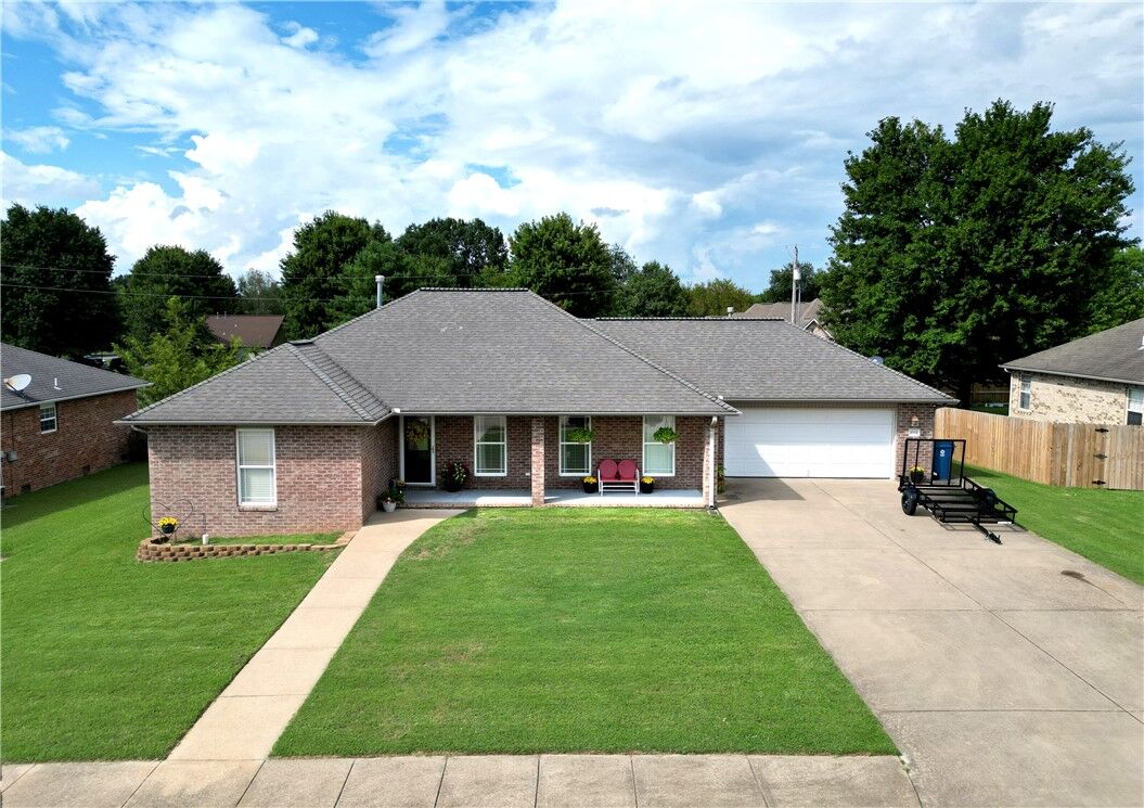 Property Photo:  604 W Eureka Street  AR 72734 
