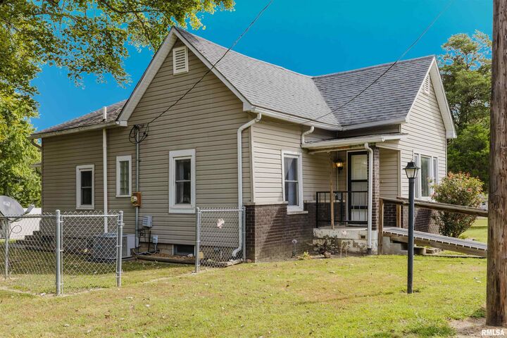 Property Photo:  206 Hunter Street  IL 62959 
