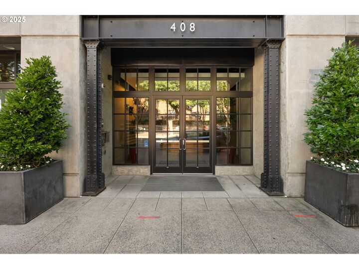 Property Photo:  408 NW 12th Ave 306  OR 97209 