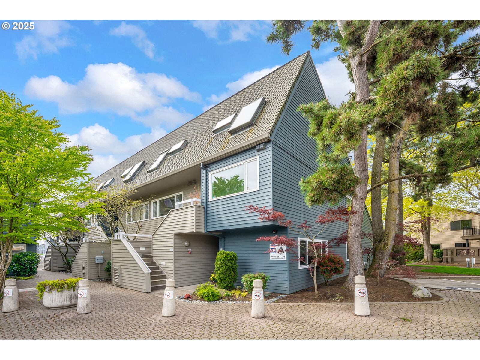 Property Photo: 198 N Hayden Bay Dr OR 97217