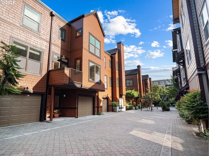 Property Photo: 716 SE 33rd Pl SE OR 97214