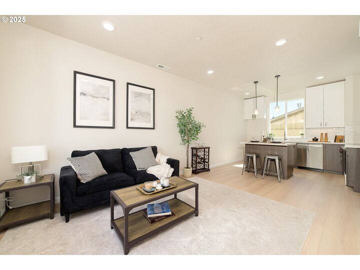 Property Photo:  1665 SE Sherrett St  OR 97202 