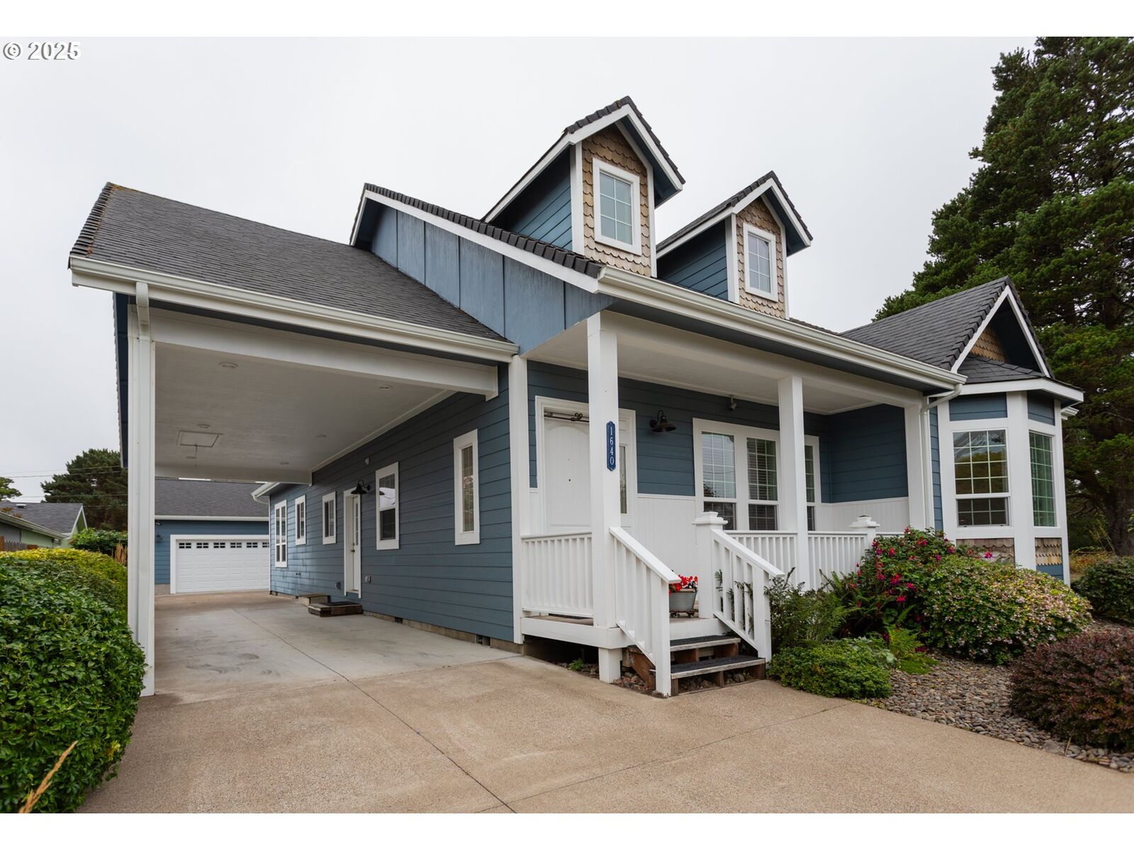 Property Photo: 1640 17th St OR 97439