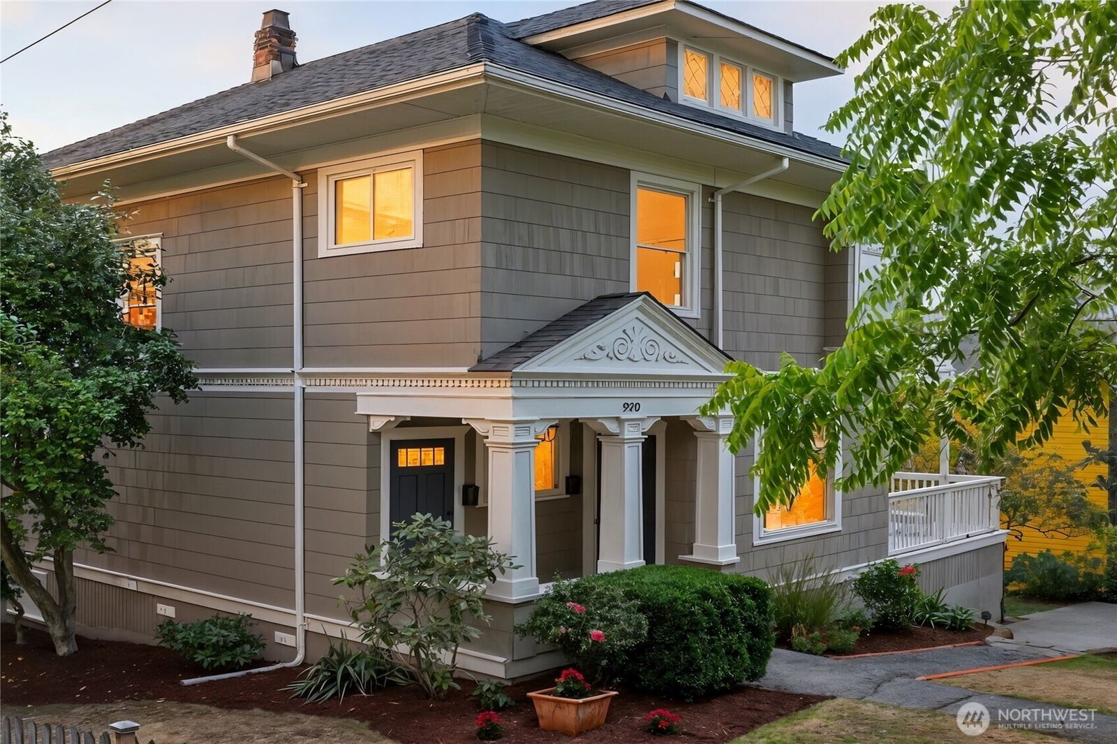 Property Photo: 920 4th Avenue N WA 98109