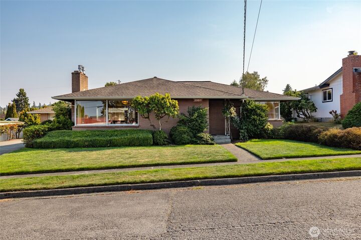 Property Photo:  1307  26th Street  WA 98221 