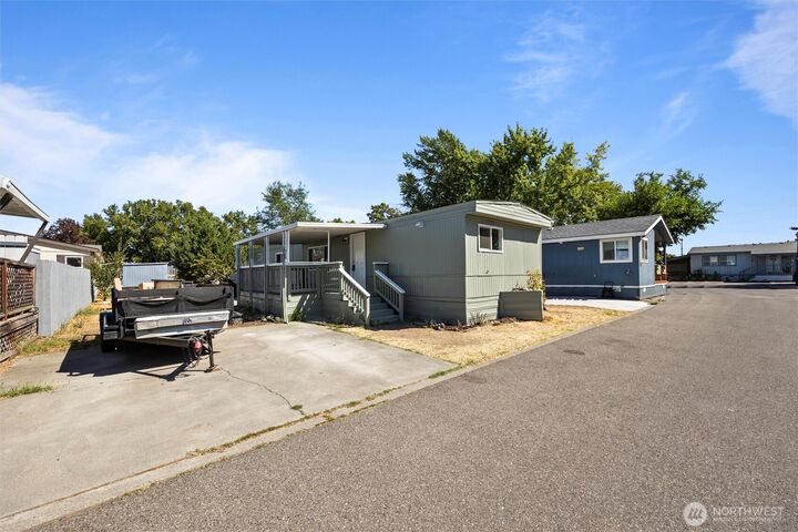 Property Photo: 2021 Mahan Avenue D8 WA 99354