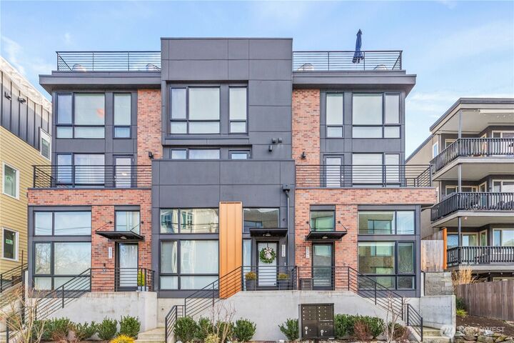 Property Photo: 2364 Franklin Avenue E B WA 98102