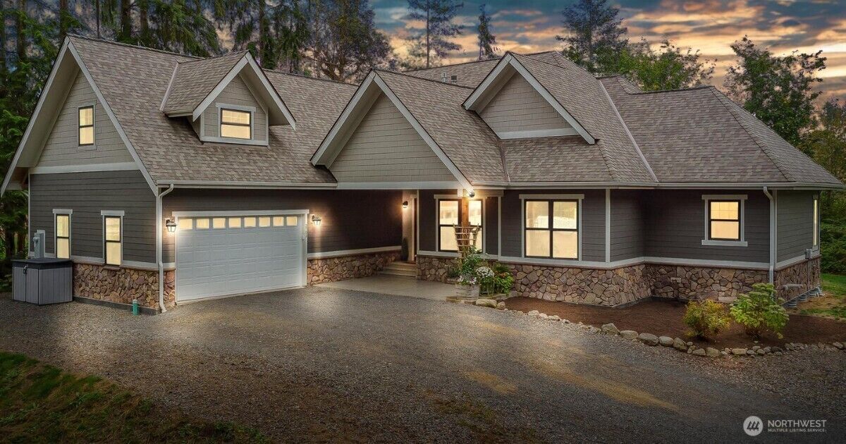 Property Photo:  2703  233rd Avenue SE  WA 98290 