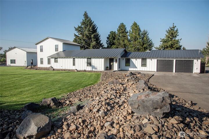 Property Photo:  110  Brown Road  WA 98926 