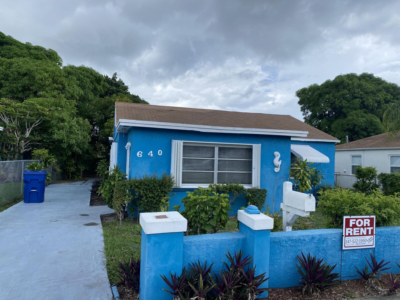 Property Photo:  640 W 2nd Street  FL 33404 