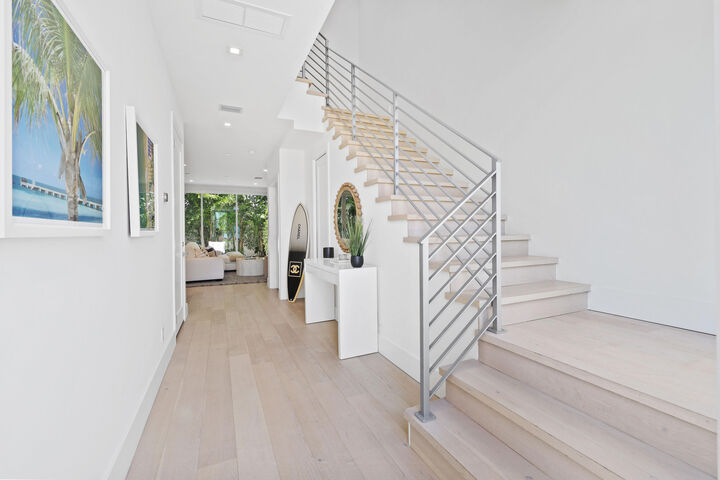 Property Photo: 200 NE 7th Avenue 2 FL 33483