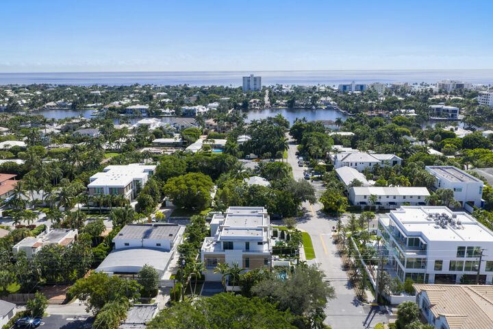 Property Photo:  200 NE 7th Avenue 2  FL 33483 