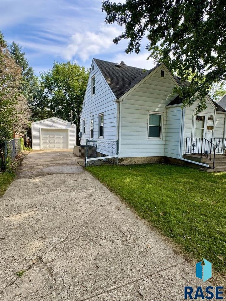 Property Photo:  2208 S Willow Ave  SD 57105 