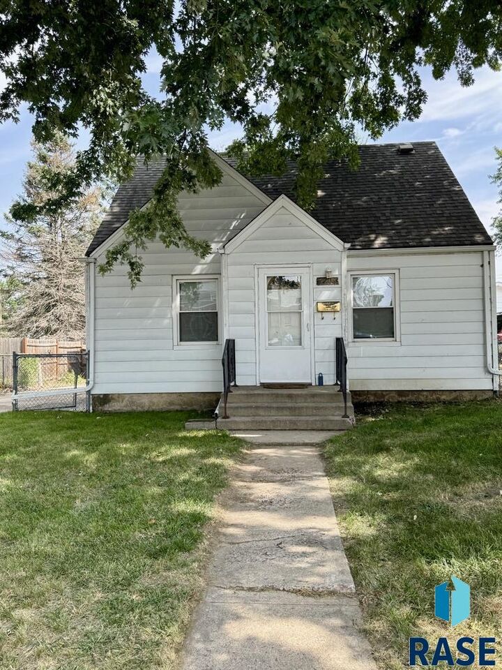 Property Photo: 2208 S Willow Ave SD 57105