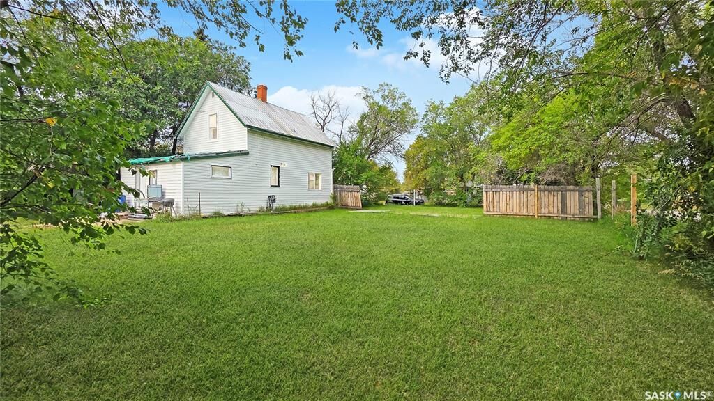 Property Photo:  1907 14th Street W  SK S6V 3P3 