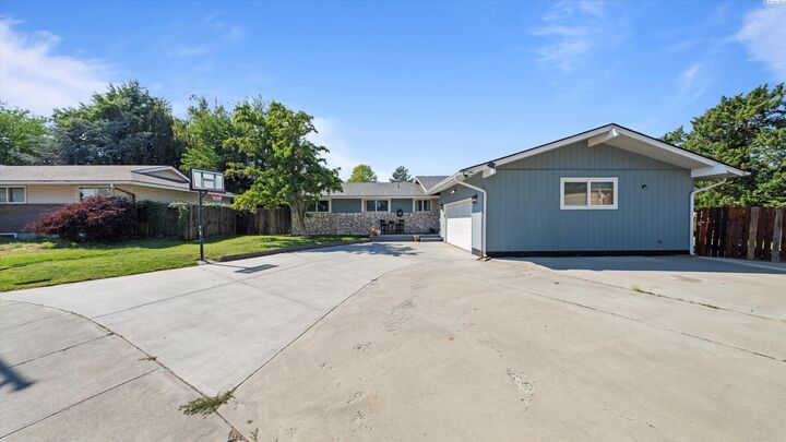 Property Photo: 815 N Reed Pl WA 99336