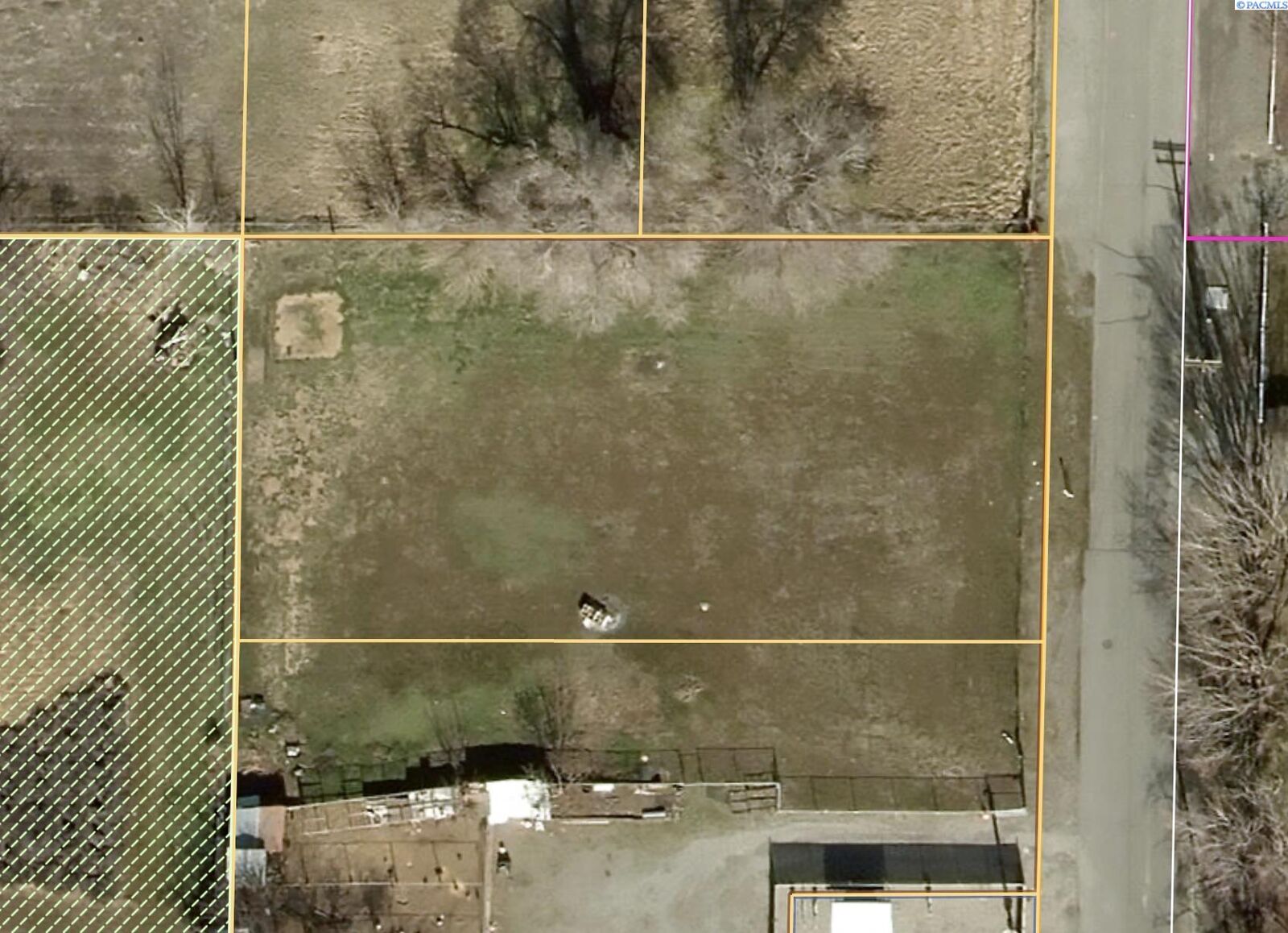 Property Photo:  1512 Road 76  WA  