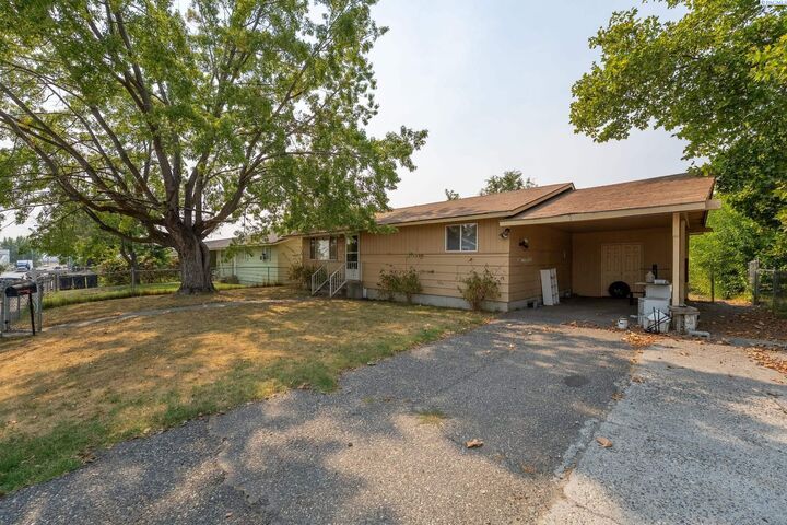 Property Photo: 512 S Douglas Ave WA 99301