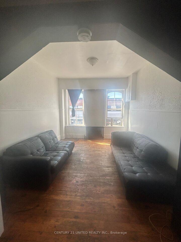 Property Photo: 168 Charlotte Street 4 ON K9J 2T8