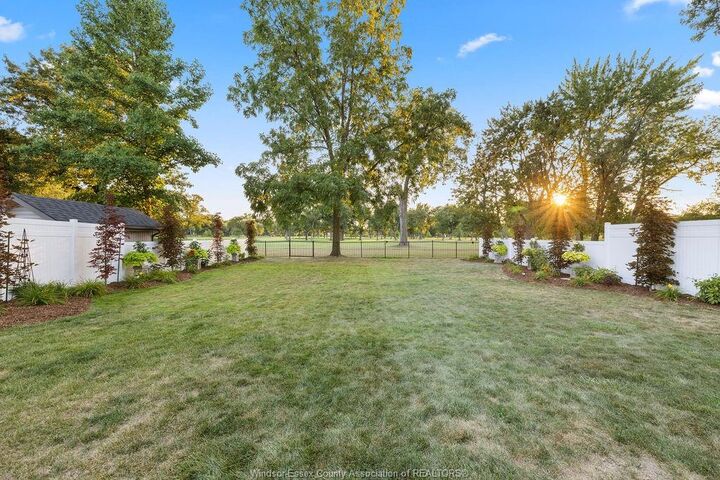 Property Photo:  4113 Roseland Drive East  ON N9G 1Y5 