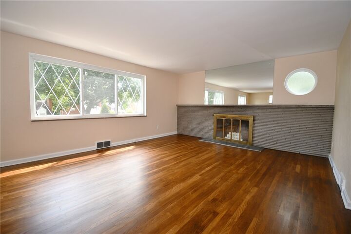 Property Photo: 4372 E Brightview Ave PA 15227