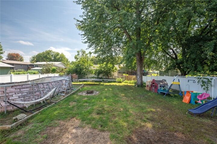 Property Photo:  25 Birch Ct  IA 52317 