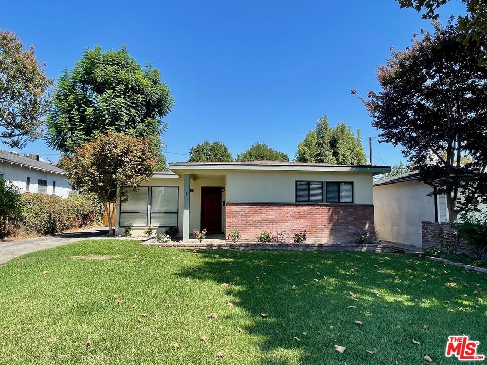 Property Photo:  520 N Beachwood Dr  CA 91506