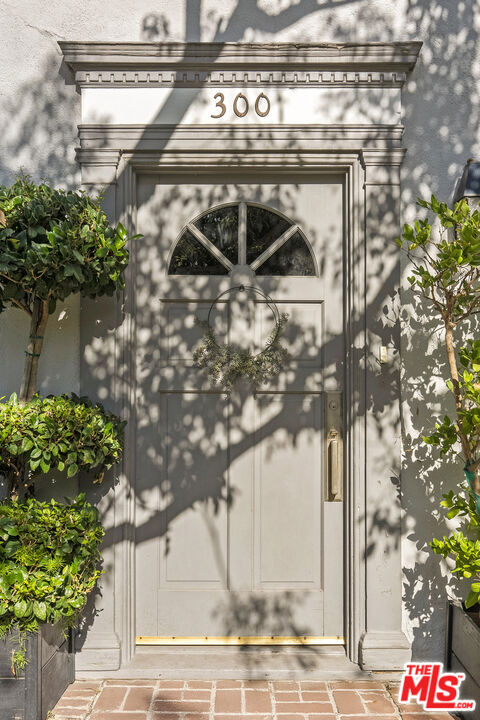 Property Photo: 9762 Gregory Way CA 90212