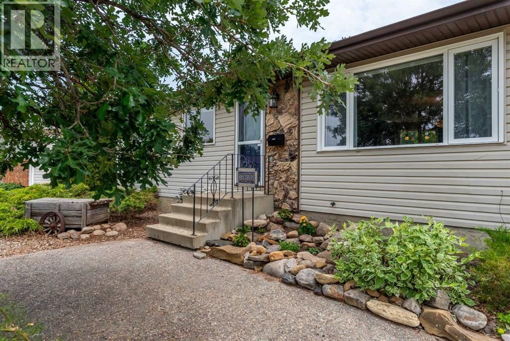 Property Photo:  3805 57 Avenue  AB T9V 1Z5 