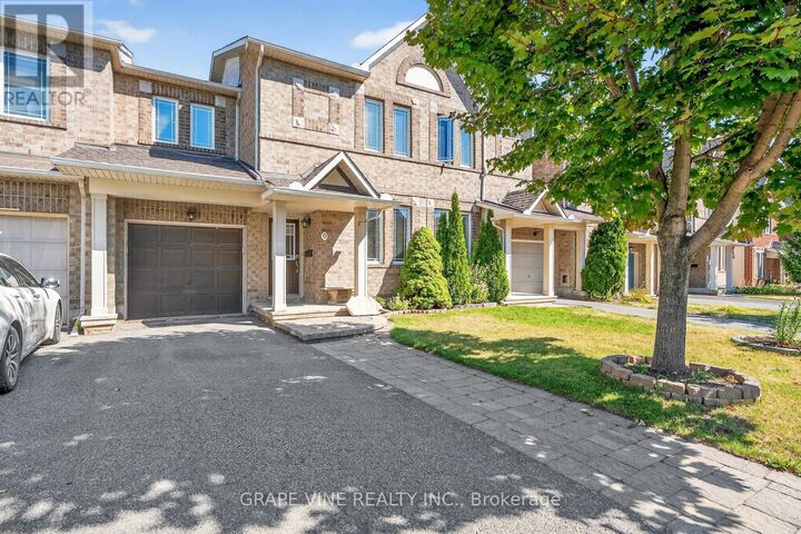 Property Photo: 9 Stoneleigh Street ON K2G 7A2
