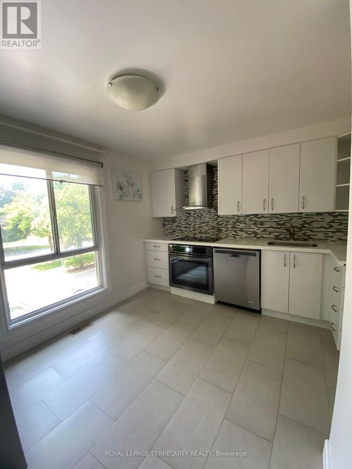 Photo de la propriété: 431 Mill Road 8 ON M9C 1Z2