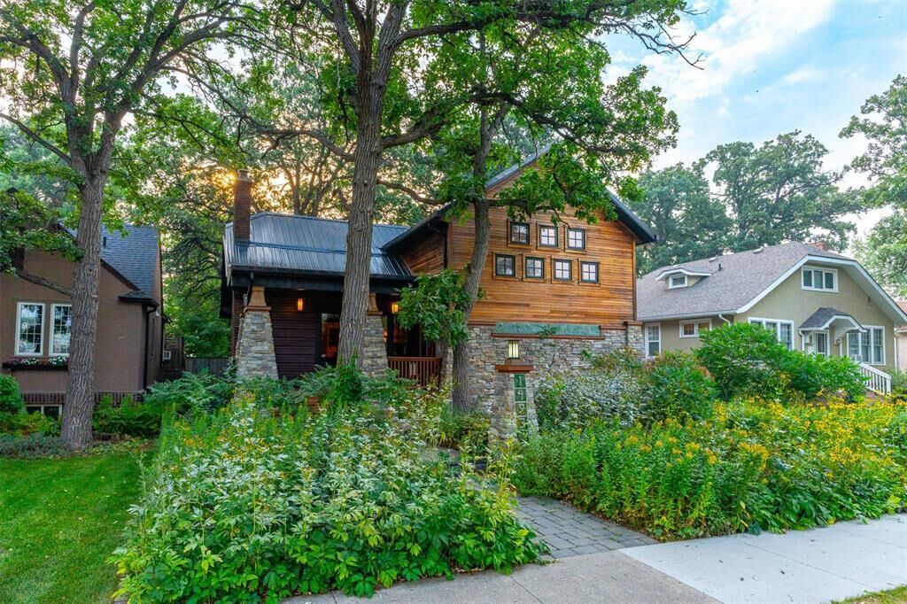 Property Photo:  1493 Wellington Crescent South  MB R3N 0B6 