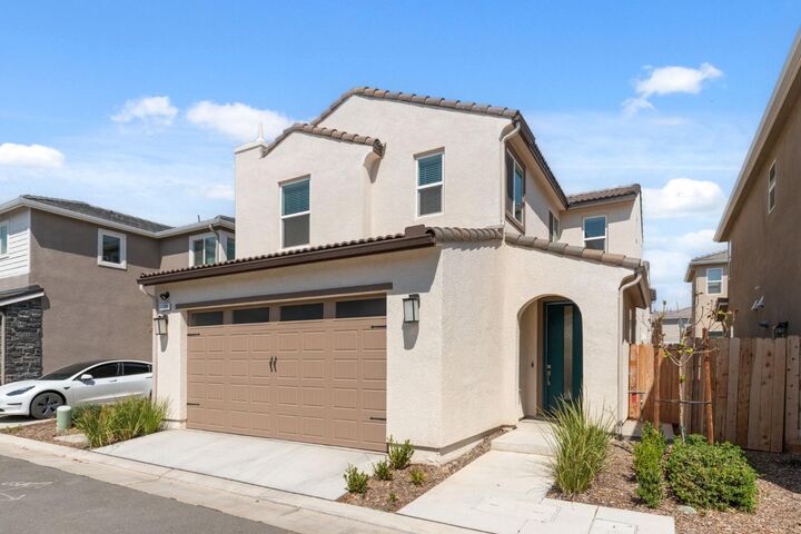 Property Photo:  1109 Royalty Way W  CA 93636 