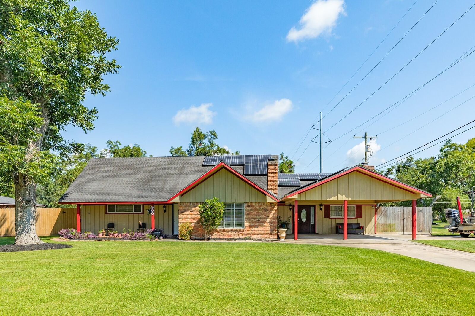 Property Photo:  900 W Mulberry Street  TX 77515 