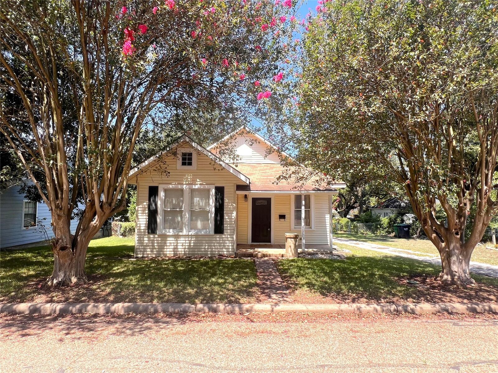 Property Photo:  204 W Chauncy Street  TX 77833 