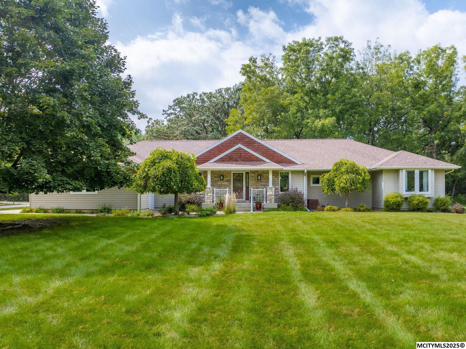 Property Photo:  40 Oak Run Dr  IA 50401 
