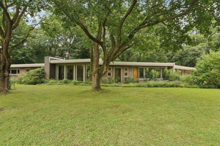 Property Photo:  1009 Spring Valley Rd  WI 53105 