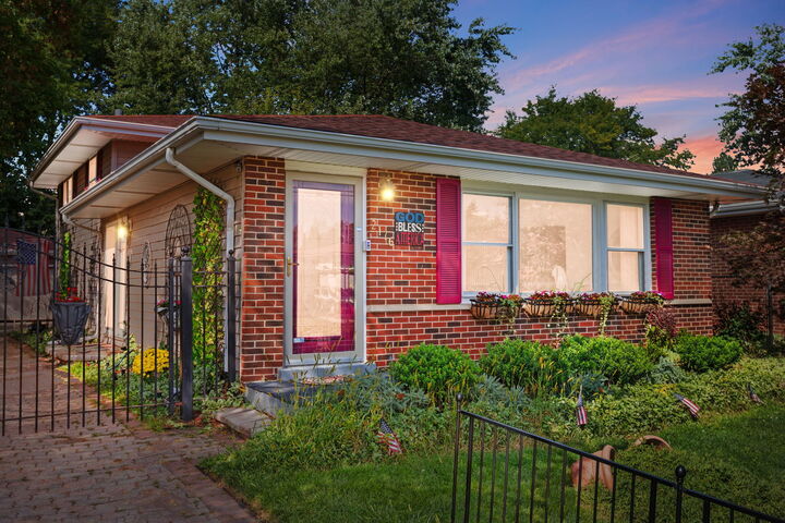 Property Photo: 2176 N Westmoreland Drive IL 60074
